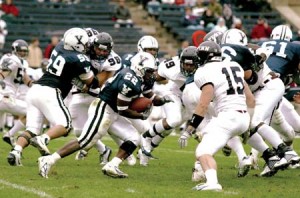 Running back Robert Carr ’05 (22) looks for a hole in the Penn defense last weekend at the Yale Bowl. Despite Carr’s 167 yards on the ground, the Eli offense was only able to muster a single touchdown in the 17-7 loss to the Quakers. The Bulldogs hope to bounce back against Columbia.