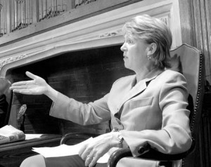 New York Times White House Correspondent Elisabeth Bumiller discusses her experiences covering the Bush campaign for the 2004 election. Bumiller said she believed Bush’s victory stemmed from targeted campaigning and focused grass-roots efforts, which brought more voters to the polls, as well as Bush’s style of speaking.