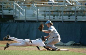 Yale second baseman Zac Bradley ’06 (1) dives back to first to avoid the tag of Columbia first baseman Tighe Holden Saturday at Yale Field. Bradley went 2-for-8 in the two games against the Lions with a pair of RBIs in the team’s sweep of the Lions. The Bulldogs also took two from the University of Pennsylvania Sunday to improve to 5-3 in Ivy League play.