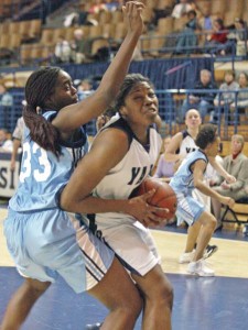 Center Erica Davis ’07 powers to the basket during the Elis’ Feb. 9 loss to Columbia, 72-64. Last weekend, Davis had 23 points on 10-of-21 shooting in the Bulldogs’ road losses to Cornell and Columbia.