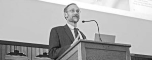 Harold McGee GRD ’78 speaks at the Law School Auditorium in a talk sponsored by the Yale Sustainable Food Project, discussing the development of food science and showing examples of what food might look like in the high-tech future.