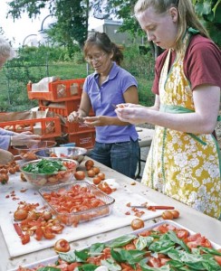 Students cut up freshly picked tomatoes for a YSFP-sponsored tomato sauce workshop held Thursday evening.