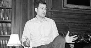 New York Times technology columnist David Pogue ’85 addresses students at a Master’s Tea held at Calhoun College on Tuesday afternoon.