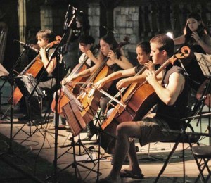 Low Strung performs in the Saybrook courtyard yesterday, providing a night of melody and goodwill as proceeds were collected in the name of Dan Lewis ’09, who was hit by a car in July as he biked across the nation on the Habitat for Humanity bike challenge.