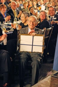 Samuel D. Kushlan ’32 MED ’35 receives the Yale Medal. He has served as a professor at the School of Medicine for nearly 70 years.