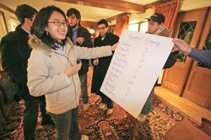 Jee Hye Kim ’08 checks out Barack Obama’s win in Branford College’s mock primary. The senator was the clear student favorite in a recent YDN campus-wide poll.