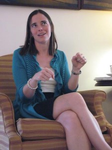Jennifer McTiernan ’99, director of CitySeed, speaks at a Saybrook College tea about the affordability of organic food.