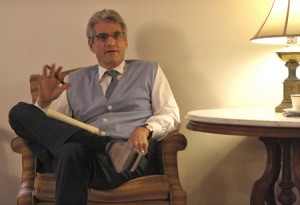 Orin Kramer ’67 speaks at a Saybrook College Master’s Tea yesterday about his fundraising for Barack Obama.