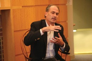 Wall Street Journal energy reporter Neil King speaks at a Calhoun Master’s Tea in Swing Space on Wednesday.