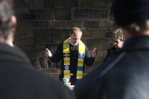 Rector Alex Dyer holds a service on the Green. New Haven churches hope to hold a weekly outdoor service for residents, especially the homeless.
