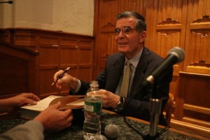Ted Sorensen, former special counsel, speechwriter and adviser to President John F. Kennedy, speaks in the Levinson Auditorium at the Yale Law School on Wednesday.
