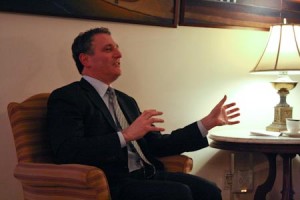 Daniel Doctoroff, a financial expert, explained the financial crisis and discussed his career with students at a Saybrook College Master’s Tea.