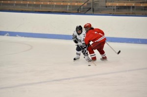 Danielle Kozlowski ’09 controls the puck against RPI on Friday. The Bulldogs tied the Engineers 1-1 in overtime.