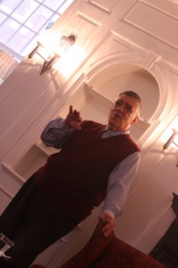 Actor Elliot Gould discusses improvisation in acting at a Davenport College Master’s Tea.