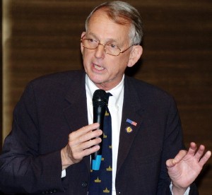 Congressman Rob Simmons addresses guests in Taipei on Feb. 22, 2006. Simmons visited Taiwan to urge the island to purchase U.S. submarines.