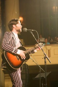 Singer Rufus Wainwright performs at a benefit concert on Thursday night in a nearly sold-out Woolsey Hall.