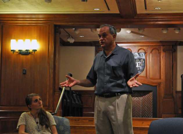 On Monday, New Haven Mayor John DeStefano Jr. joined the Yale College Democrats for their kickoff event.