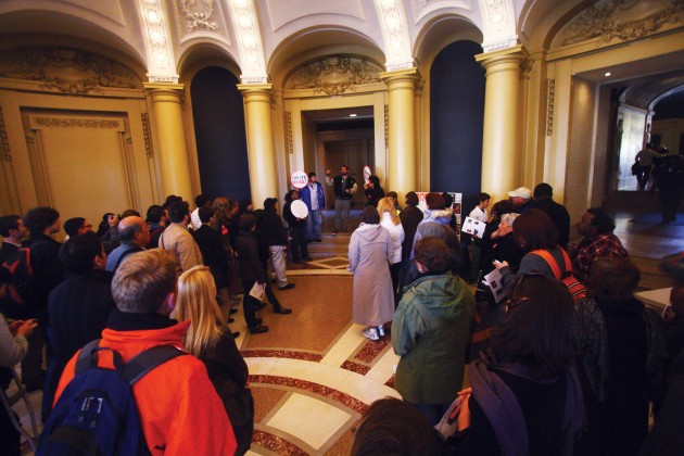 Dining hall workers and students expressed their support for the reopening of Commons for dinner hours.