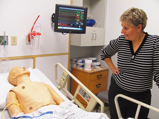 A patient-simulating mannequin at the SYN:APSE center provides a hands-on learning experience for students.