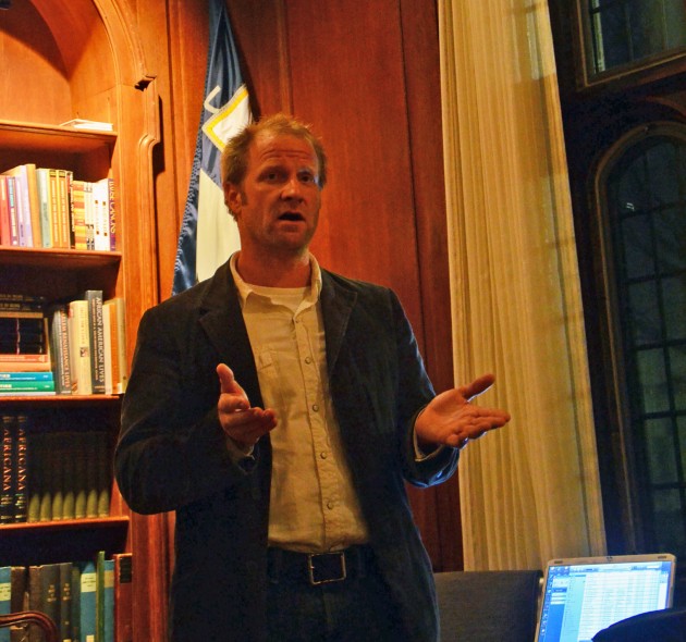 Public radio producer Graham Smith gave a Master’s Tea in Calhoun Monday, describing his journalism experience and his time reporting in Iraq.