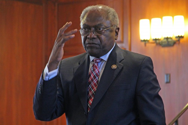 At a Branford College Master’s Tea, U.S. Rep. James Clyburn urged activists to engage in respectful civic discourse as they pursue reform.