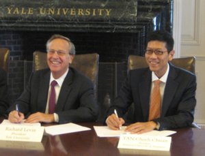 University President Richard Levin and NUS President Tan Chorh Chuan sign Yale-NUS College's founding agreement in September 2010.