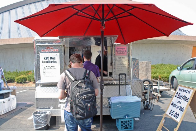 Students line up for lunch at an Indian food cart outside the School of Management. Street food has been an increasingly popular element in New Haven’s culinary scene.