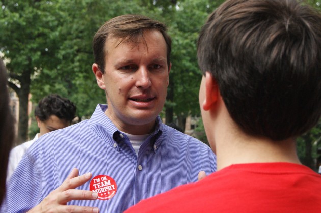 Chris Murphy speaks to Yalies on Old Campus.
