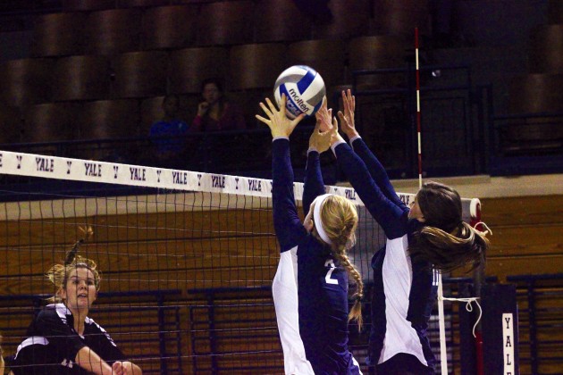 The Bulldogs clinched 3–1 victories over Columbia and Cornell this weekend and maintained their lead over THE second-place Tigers.