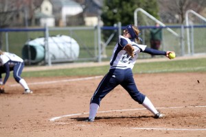 Holly Gutterud ’10 pitches during Yale’s 4–1 win over Army on March 27. She gave up one run in seven innings Wednesday.
