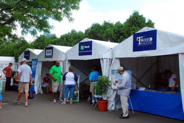 Vendors at this year’s Pilot Pen Tournament distributed marketing materials to passersby. The tournament brought $26 million to New Haven in 2008.