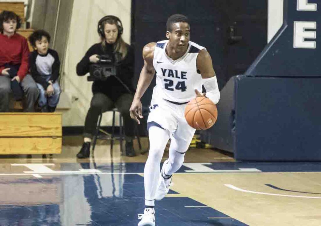 MEN'S BASKETBALL Yale wins battle of the bulldogs Yale Daily News