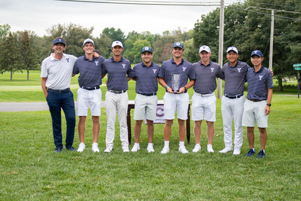 The Yale men's golf team poses for a photo.