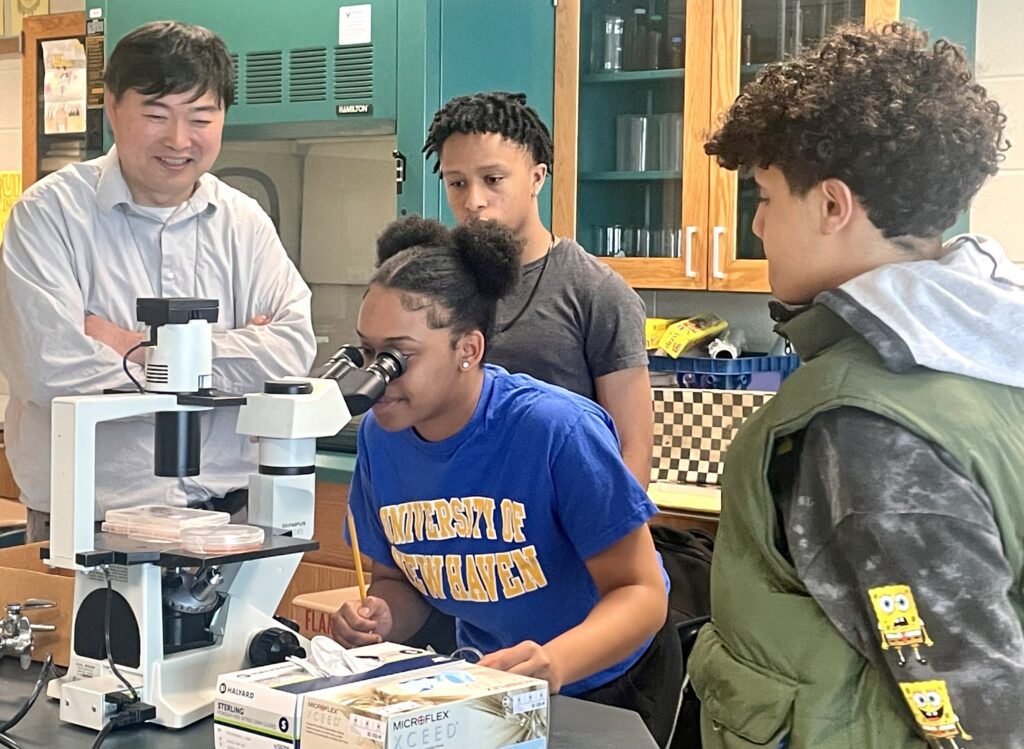 El club de biociencias de la escuela secundaria local ofrece a los estudiantes oportunidades profesionales en ciencias.